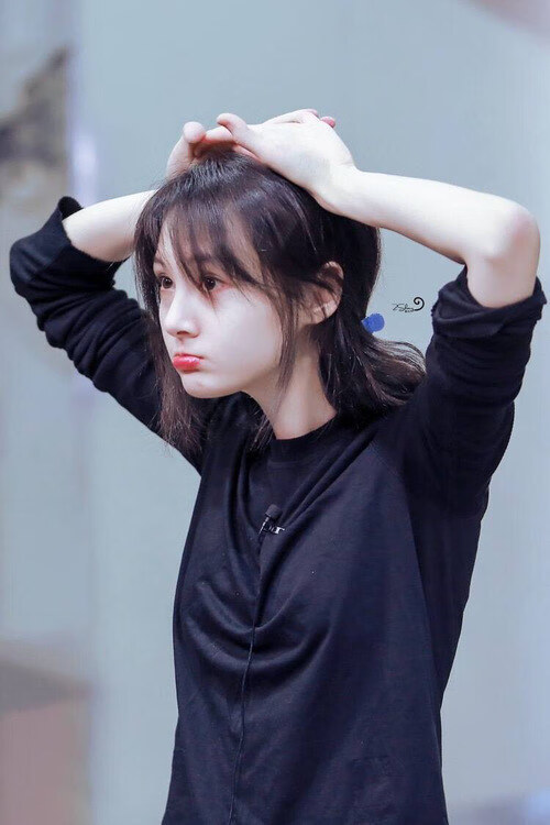 时光裂隙中的对决，广厦队如何跨越维度战胜勇士，哈利伯顿成为异界关键先生